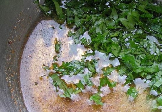 1. Этап. Салат из бланшированной моркови: Для заправки соедините уксус, растительное масло, смесь перцев, измельченный чеснок, рубленную петрушку, мелко нарезанный сельдерей и соль.