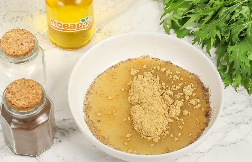 1. Этап. Горчица по-русски: Далее по частям всыпайте горчичный порошок и вмешивайте его в жидкость с помощью венчика или вилки. Густоту горчицы определяйте по своему вкусу.