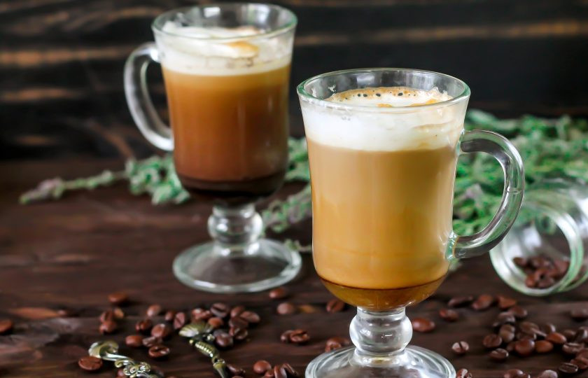 1. Этап. Ванильный капучино: Сразу же подавайте ванильный капучино к столу, пока он горячий, созывая родных. Каждый сам перемешаем себе напиток в стакане, создавая неповторимый аромат.