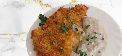 1. Этап. Куриный шницель в чипсах с грибным соусом: Хрустящий куриный шницель с грибным соусом готов. Приятного вам аппетита!