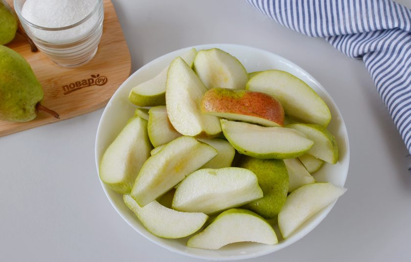 1. Этап. Компот из груш: Груши тщательно вымойте, порежьте на четвертинки, удалите сердцевинки.