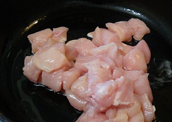 1. Этап. Курица в имбирном соусе: Куриное филе нарезаем кубиками.