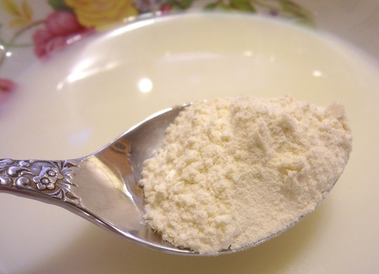 1. Этап. Пампушки: 1. Нагрейте воду и молоко до температуры чуть выше комнатной, влейте все в миску, добавьте ложку муки и перемешайте, затем добавьте сахар и дрожжи, снова перемешайте и оставьте на 10 минут.