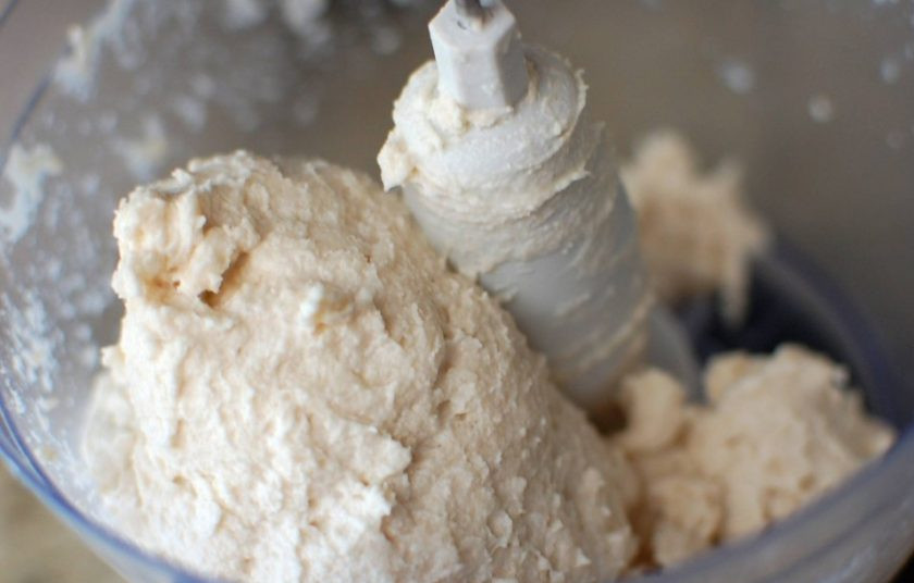 1. Этап. Лепешки на сковороде с зеленым луком: 2. Замешайте тесто, а затем дайте ему постоять около 30 минут.