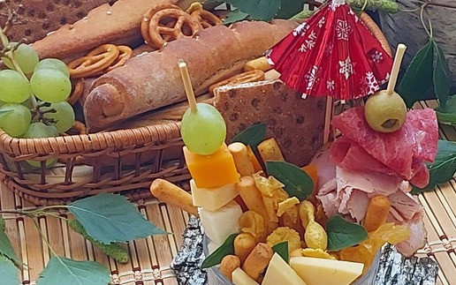 1. Этап. Фуршетный стаканчик Фруктово-сырно-мясной: Стаканчик можно дополнить зеленью и украшением.