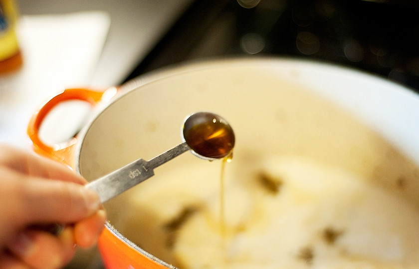 1. Этап. Рыбное карри: Добавьте рыбный соус и доведите эту смесь до кипения.