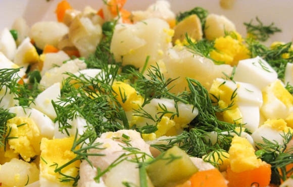 1. Этап. Оливье французский: 4. Измельчите зелень и добавьте ее в салатник, не забудьте об отварных яйцах. Заправьте салат небольшим количеством майонеза, посолите и поперчите, перемешайте.