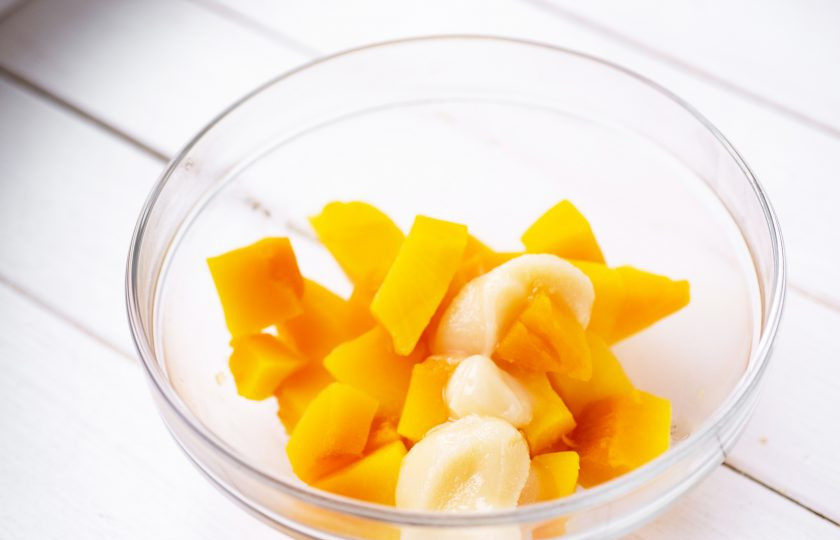 1. Этап. Мармелад из тыквы с желатином в домашних условиях: Слейте воду с отваренных кусочков тыквы и переложите их в удобную миску, добавьте к горячим кусочкам мед.