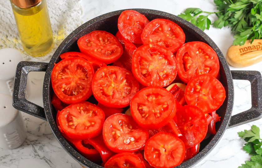 1. Этап. Хашлама с баклажанами: Затем нарежьте кружочками помидоры и выложите последним слоем. Накройте емкость крышкой и тушите на среднем нагреве еще минимум полчаса.