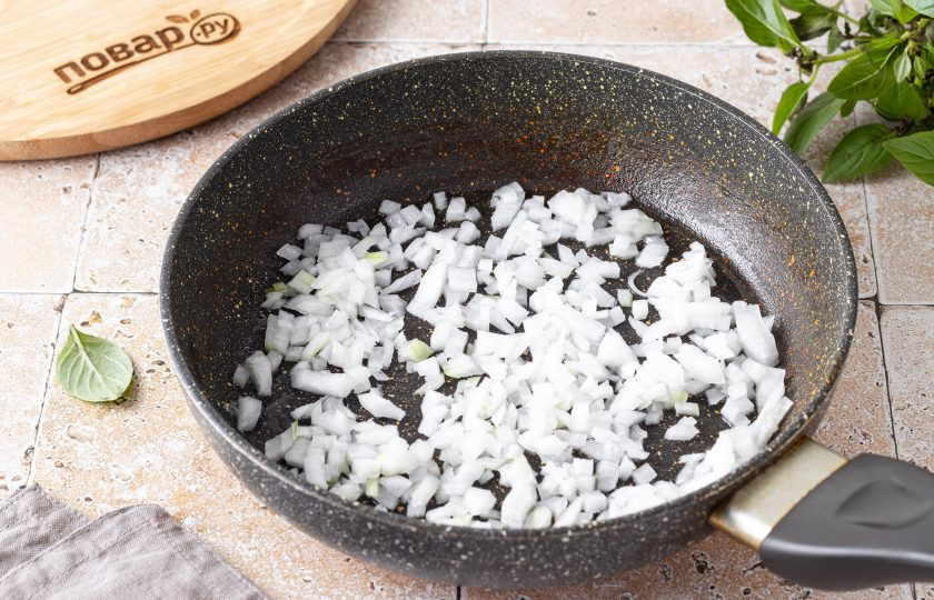 1. Этап. Булгур с соевым соусом: Репчатый лук порежьте на кубики и обжарьте с растительным маслом до легкого золотистого цвета.