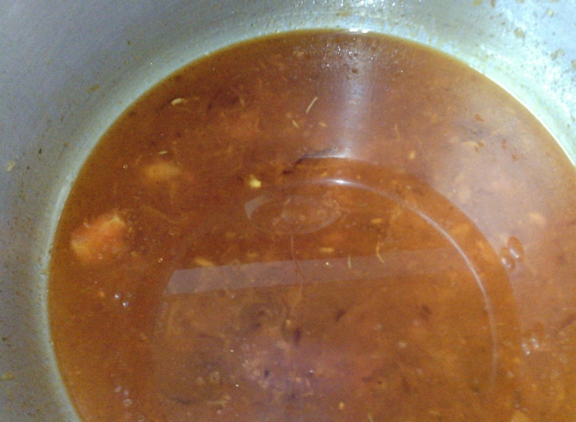 1. Этап. Белое лобио: Добавляем томатную пасту, специи, оставшийся куриный бульон. Тушим еще минут 5-7.