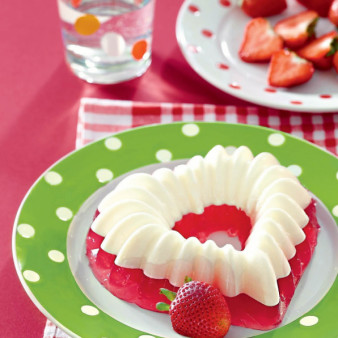 Double-layer jelly with strawberries