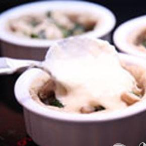 1. Этап. Киш с курицей и шпинатом: 5. На полиэтиленовой пленке раскатываем тесто. Толщина пласта теста должна быть 5 мл. По размеру формы для выпечки, из теста нарезаем круги. Если форма для выпечки имеет 10 см плюс еще 2 см бортики то круги должны быть диаметром сантиметров 12. В маслом смазанные формы перекладываем тесто, делаем вилкой проколы и минут на 5 ставим в нагретую духовку, температура 180 градусов. Кладем в формы начинку.