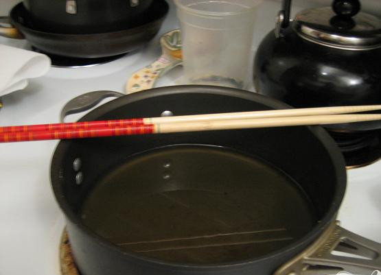 1. Этап. Блины с начинкой: 5. В глубокой сковороде разогрейте масло на среднем огне. Не жалейте масла, оно должно полностью покрывать роллы. Перед тем, как жарить роллы, убедитесь, что масло хорошо разогрелось. Так роллы будут готовы быстрее и не впитают много масла во время жарки.