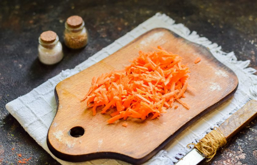 1. Этап. Картофельный суп с гречкой: Морковь очистите и вымойте, просушите. Натрите морковь на средней терке.