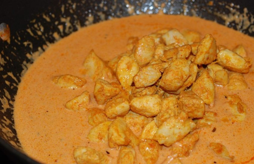 1. Этап. Легкая куриная подливка: 6. Поместите мясо к помидорам и тушите несколько минут на слабом огне, помешивая. Приятного аппетита!