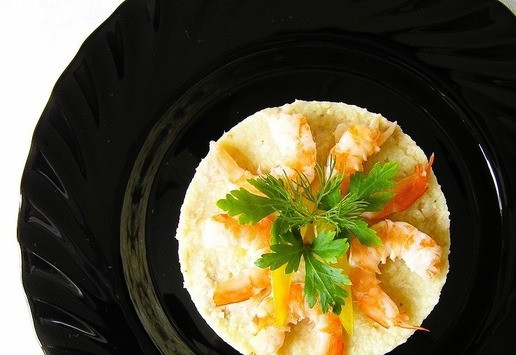 1. Этап. Пшено с тунцом и морепродуктами: Украсьте креветками, сладким перцем и зеленью.