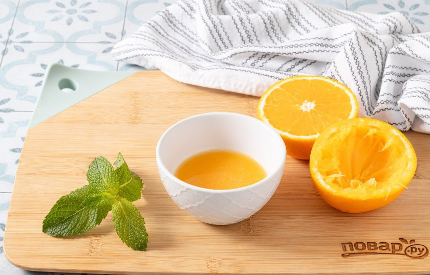 1. Этап. Желе из манго: Из апельсина выжмите сок. Вам потребуется около 150 мл. свежевыжатого апельсинового сока.