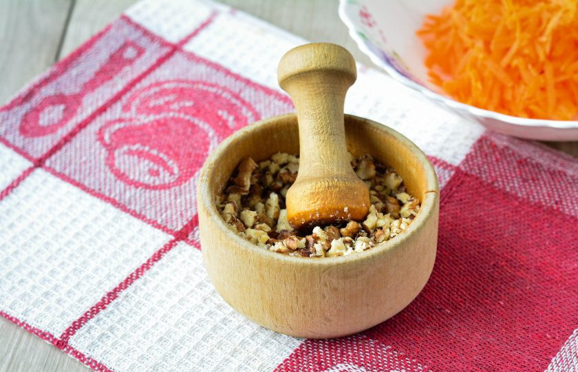 1. Этап. Салат с орешками: Измельчите грецкие орехи в ступке или нарежьте ножом.