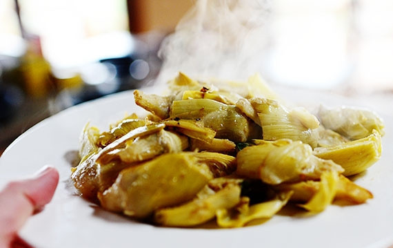 1. Этап. Паста со шпинатом и артишоками: Извлекаем артишоки из сковороды.