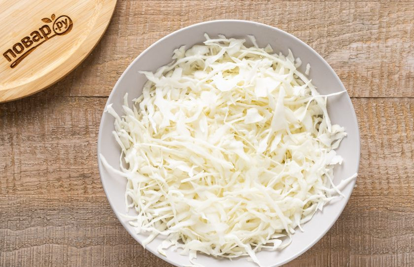 1. Этап. Капуста маринованная лимоном: Капусту тонко нашинкуйте.
