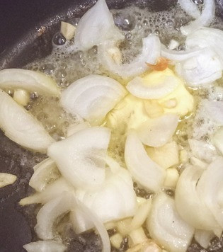 1. Этап. Суп Аш-е Реште: В глубокой ёмкости на очень малом огне разогреть масло и жарить лук и чеснок минут 10 до размягчения и изменения цвета. Добавить куркуму, соль и перец размешать