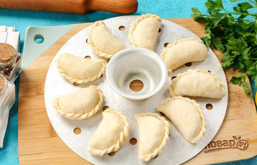 1. Этап. Вареники на пару: Таким образом сформируйте все вареники и выложите их на смазанную маслом решётку пароварки или мантоварки. Готовьте вареники на пару около 45 минут.
