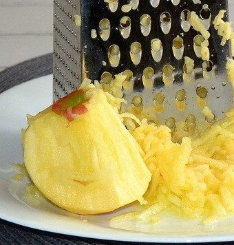 1. Этап. Яблочная начинка для блинов: Яблоки очистить от кожуры и натереть на терке.