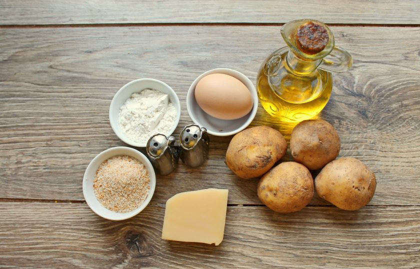 1. Этап. Картофельные зразы без начинки: Подготовьте все необходимые ингредиенты для приготовления картофельных зраз без начинки.