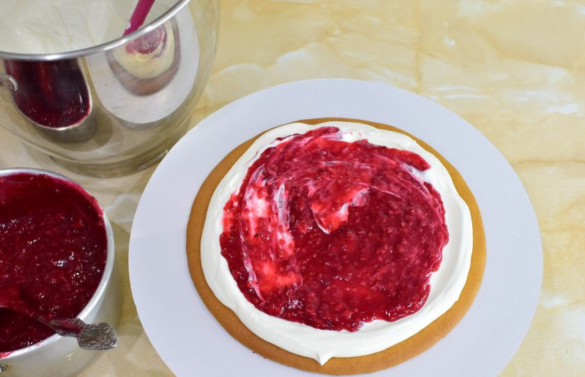 1. Этап. Медовик с малиной: Коржи промазывайте кремом и добавляйте малиновую начинку. У меня начинка идет через корж. Если хотите малину в каждый слой, то варите начинки в два раза больше.