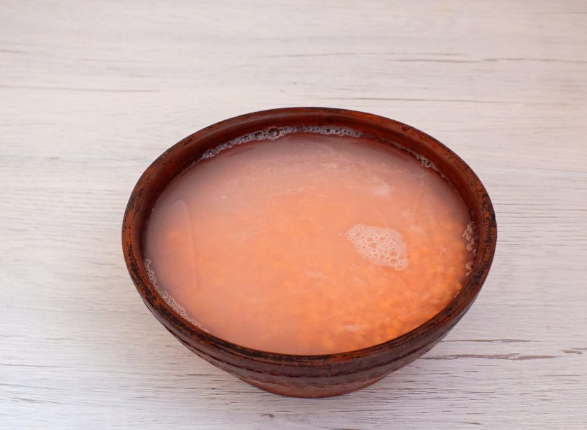 1. Этап. Чечевичный суп с говядиной: За 20 минут до готовности бульона, промойте чечевицу до прозрачной воды. Залейте холодной водой и оставьте до окончания приготовления бульона.