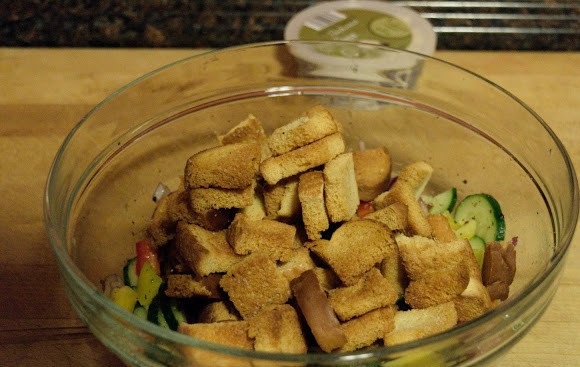 1. Этап. Салат из овощей с сухариками: 9. Добавьте сухарики.