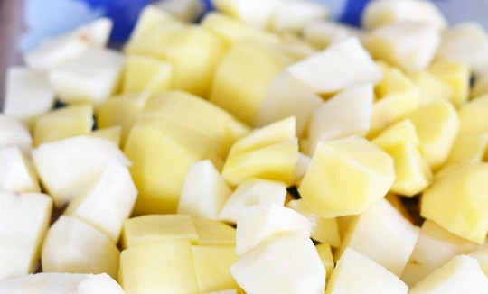 1. Этап. Рассольник с почками: 4. Бульон доведите до кипения, выложите туда почки и нарезанный кубиками картофель. Варите на среднем огне минут 15.