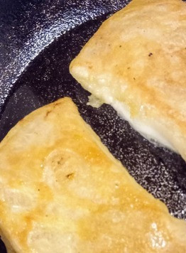 1. Этап. Острые тунисские слойки: В сковороде на среднем огне разогреть 1 столовую ложку масла ( как можно горячее!) и жарить слойки по 2-3 минуты с каждой стороны до золотистого цвета. Можно подавать. Приятного аппетита.