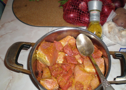 1. Этап. Дамляма из свинины и говядины: 4. Я заранее замариновала мясо, но это не обязательно (мариновала в уксусе и специях один час). Если есть время, можете замариновать, а если нет — обжаривайте в сыром виде.