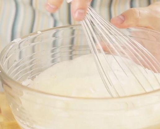 1. Этап. Семифредо с клубникой: Перемешиваем до однородности.