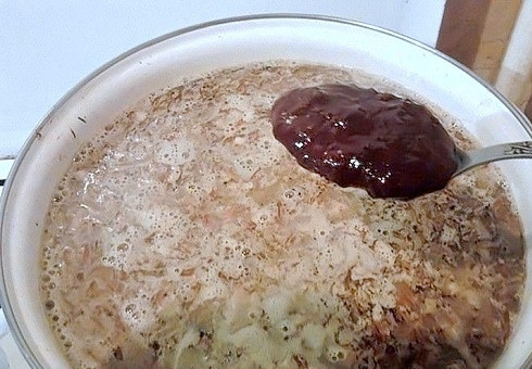 1. Этап. Харчо по-грузински: Добавляем в суп ткемали и запаренный шафран, хмели-сунели.