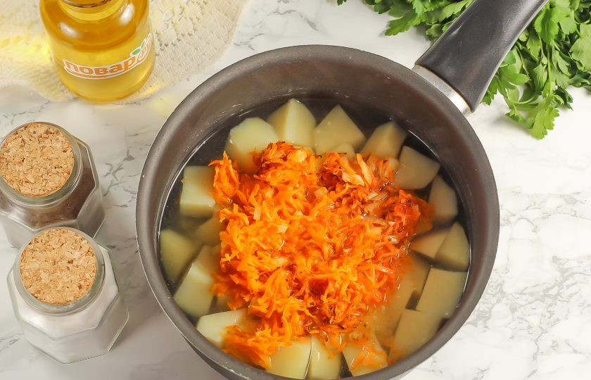 1. Этап. Кукурузный суп с фрикадельками: Выложите овощную зажарку, всыпьте соль и молотый черный перец.