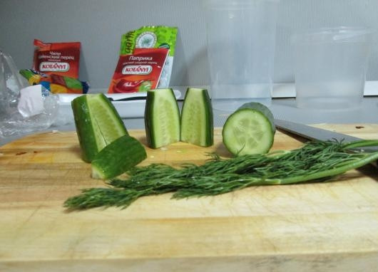 1. Этап. Огурцы с чесноком: Огурцы моем, отрезаем кончики. Если вам попались огурцы с горькой кожицей - лучше ее очистить. Разрезаем огурцы вдоль на 4 части.