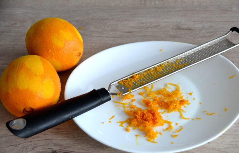 1. Этап. Торт Нежное облако: Хорошо промойте апельсины, снимите с них цедру.