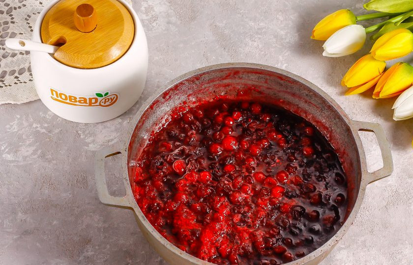 1. Этап. Варенье из клюквы с грецкими орехами: Поместите емкость на плиту, включите средний нагрев и слегка прикройте крышкой. Очень важно следить, чтобы пена не убежала через край емкости, но с тем же крышку не убирайте, так как ягоды лопаются и разбрызгивают сок вокруг. Томите варенье примерно 10 минут.