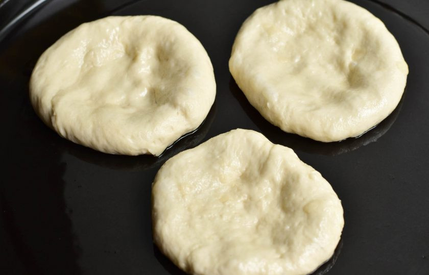 1. Этап. Ватрушки с творожной массой: Из теста сформируйте ватрушки, сразу же выложите их на противень.