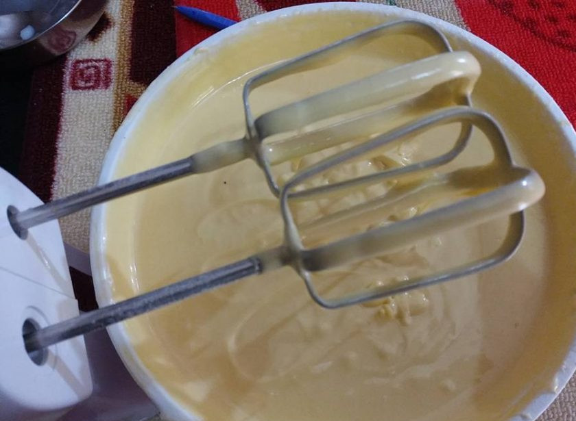 1. Этап. Легкий апельсиновый кекс: 5. Добавьте в тесто молоко. Замесите тесто с помощью миксера до гладкой и однородной консистенции.