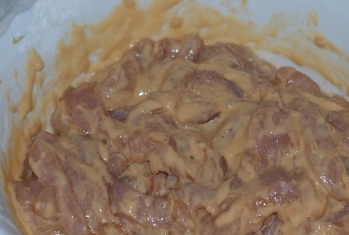 1. Этап. Курица по-пекински в кисло-сладком соусе: Приготовленный кляр смешиваем с промаринованным куриным филе.