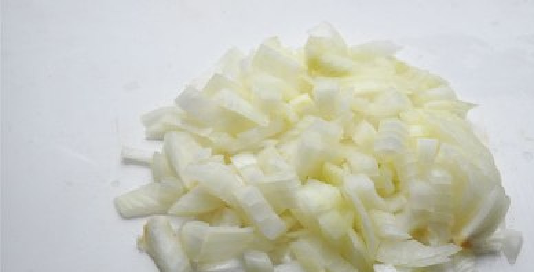 1. Этап. Гречка с рыбой в мультиварке: Лук очищаем и нарезаем на кубики.