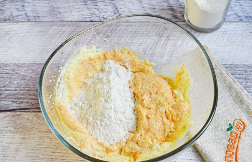 1. Этап. Тыквенные ленивые вареники: Добавьте половину муки, перемешайте. Остальную муку добавляйте частями, замесите тесто. Количество муки зависит от сочности тыквы.