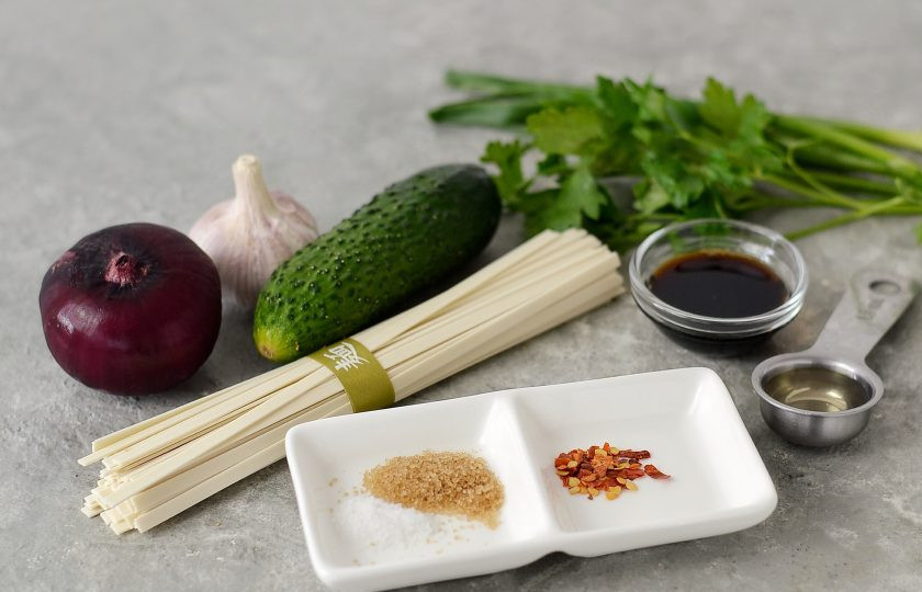 1. Этап. Китайская холодная лапша: Подготовьте все ингредиенты.