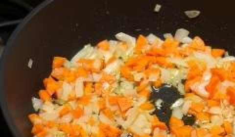 1. Этап. Каша из красной чечевицы с карри: Разогреваем в сковороде растительное масло, обжариваем в нем лук и морковь до золотистости.