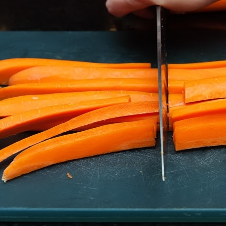 1. Этап. Запеченная морковь: 2. Обрежьте некрасивые кончики и разрежьте четвертинки наполовину.