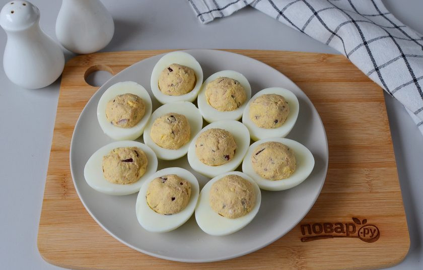 1. Этап. Фаршированные яйца Тигровые: Наполните белки начинкой.